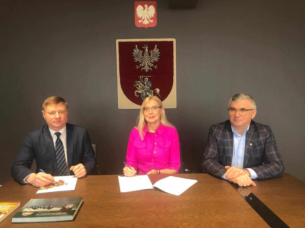 podpisanie umowy przez Fundację Rajdu Katyńskiego i Województwo Podlaskie